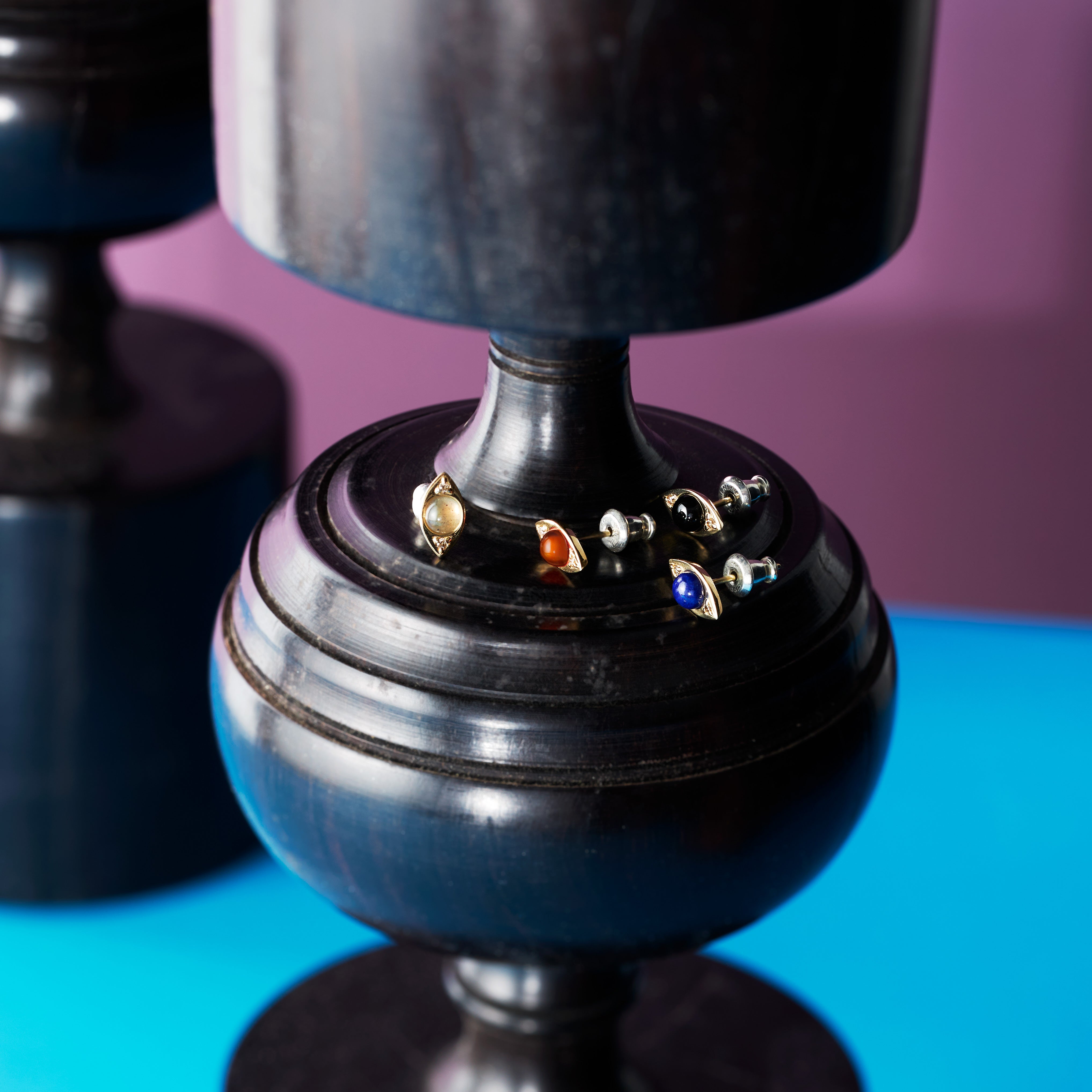 Eye ブラックカルセドニー シングルピアス – VERMILLION