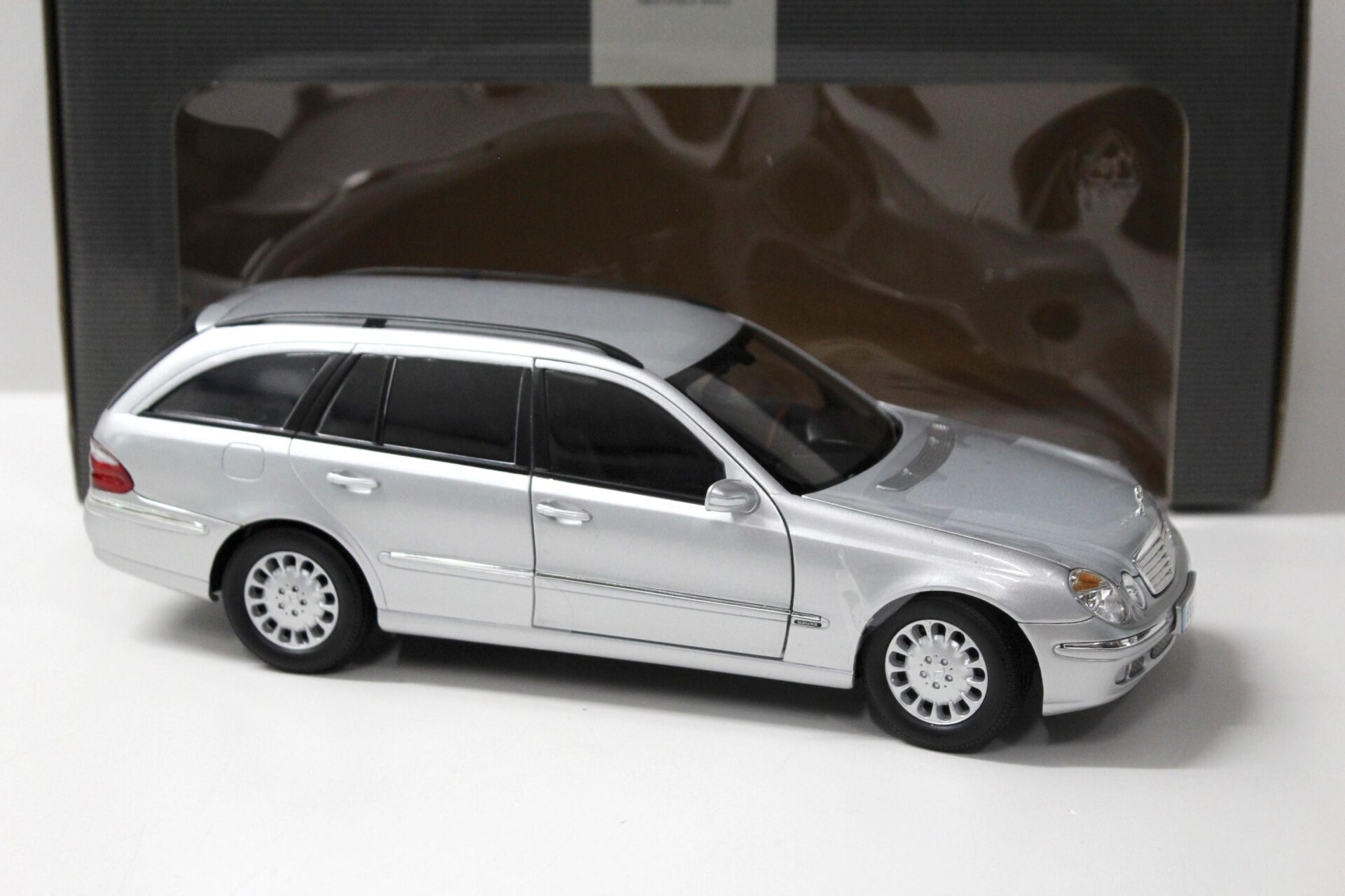 1:18 Kyosho Mercedes E320 E-Klasse T-Modell W211 silver DEALER