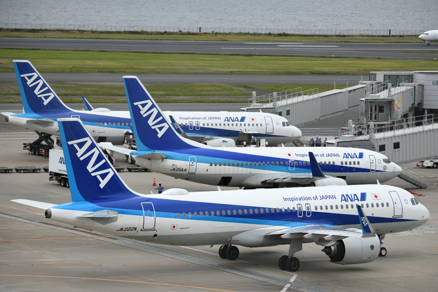 ANA、退役記念デカールを貼付したボーイング737-700型機の運航開始