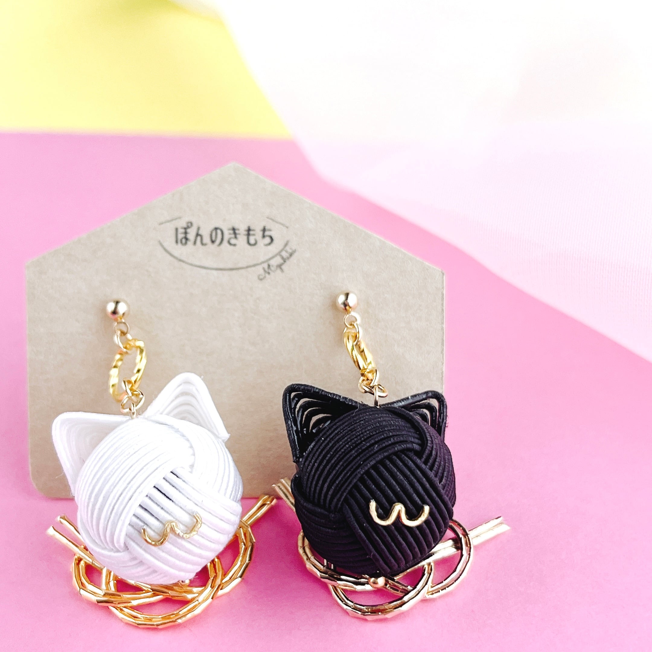 猫アクセ】水引にゃんこ玉ピアス／イヤリング 白猫×黒猫 | 水引雑貨