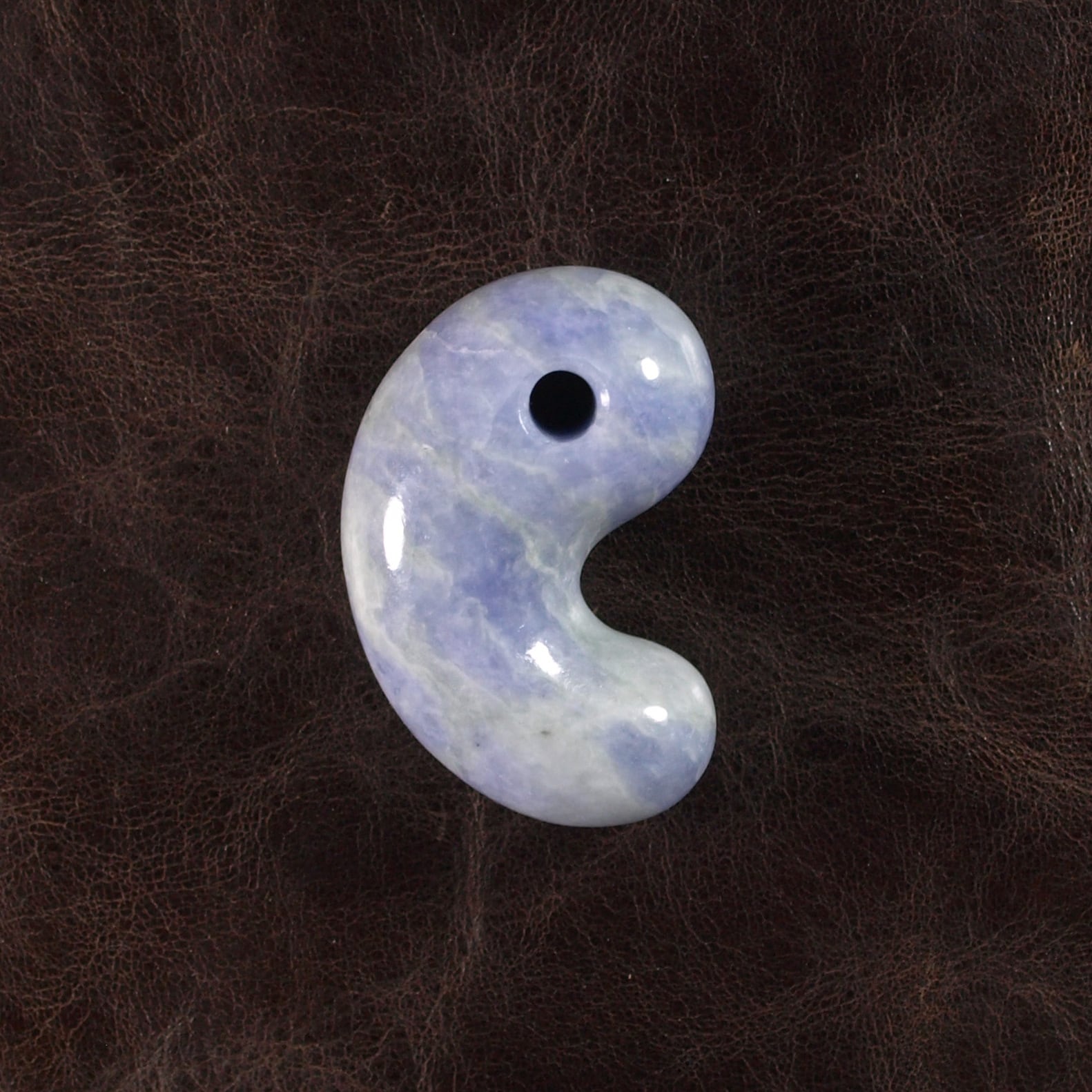 糸魚川翡翠 ラベンダー ヒスイ まがたま 勾玉 16.8g Lavender Jadeite