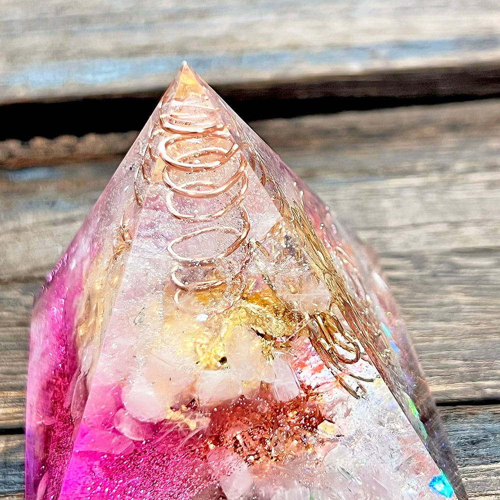 1点物】ピラミッド型オルゴナイト 桜 ローズクォーツ 高さ6