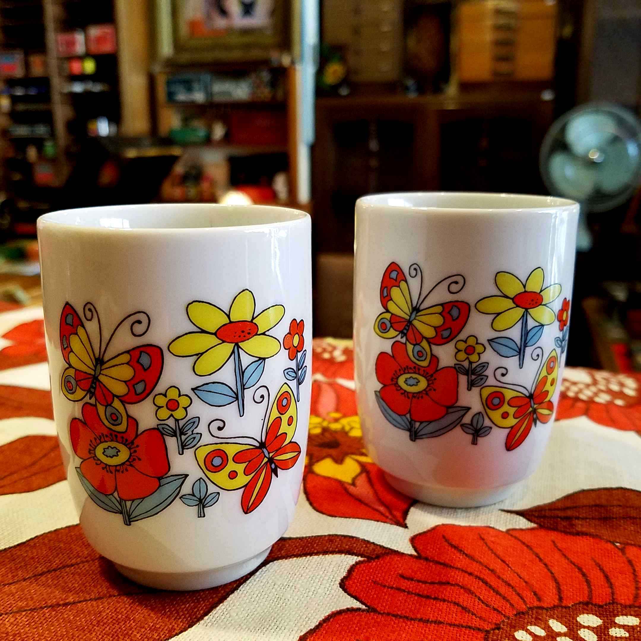 レトロでサイケな花と蝶々柄の湯呑み茶碗 - [Sold Out]過去の販売商品