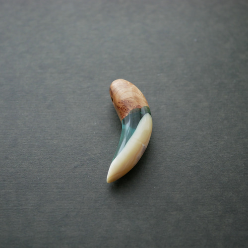 魔牙鯨」マッコウクジラの歯骨と香木のウッドレジンネックレス