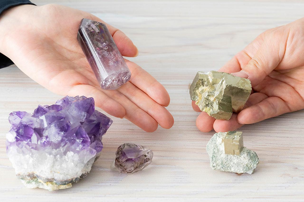美しき鉱物の世界｜妖しい虹色の光が宿る「アメジスト」と、古代遺跡の