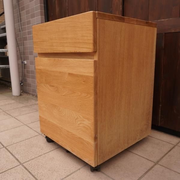 人気のMUJI(無印良品)のオーク無垢材 デスクキャビネット。シンプルで