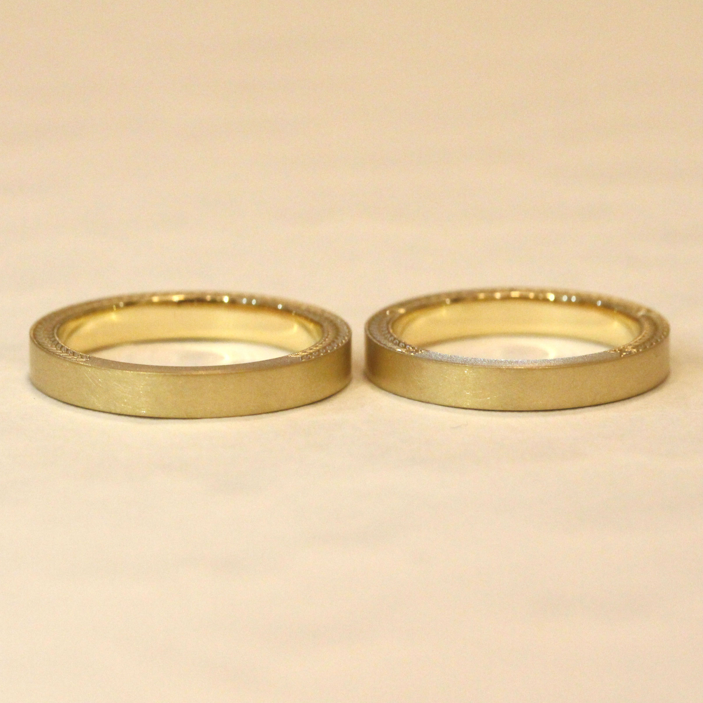 側面に月桂樹の彫りと拘りのマットなリング | オーダーメイド結婚指輪