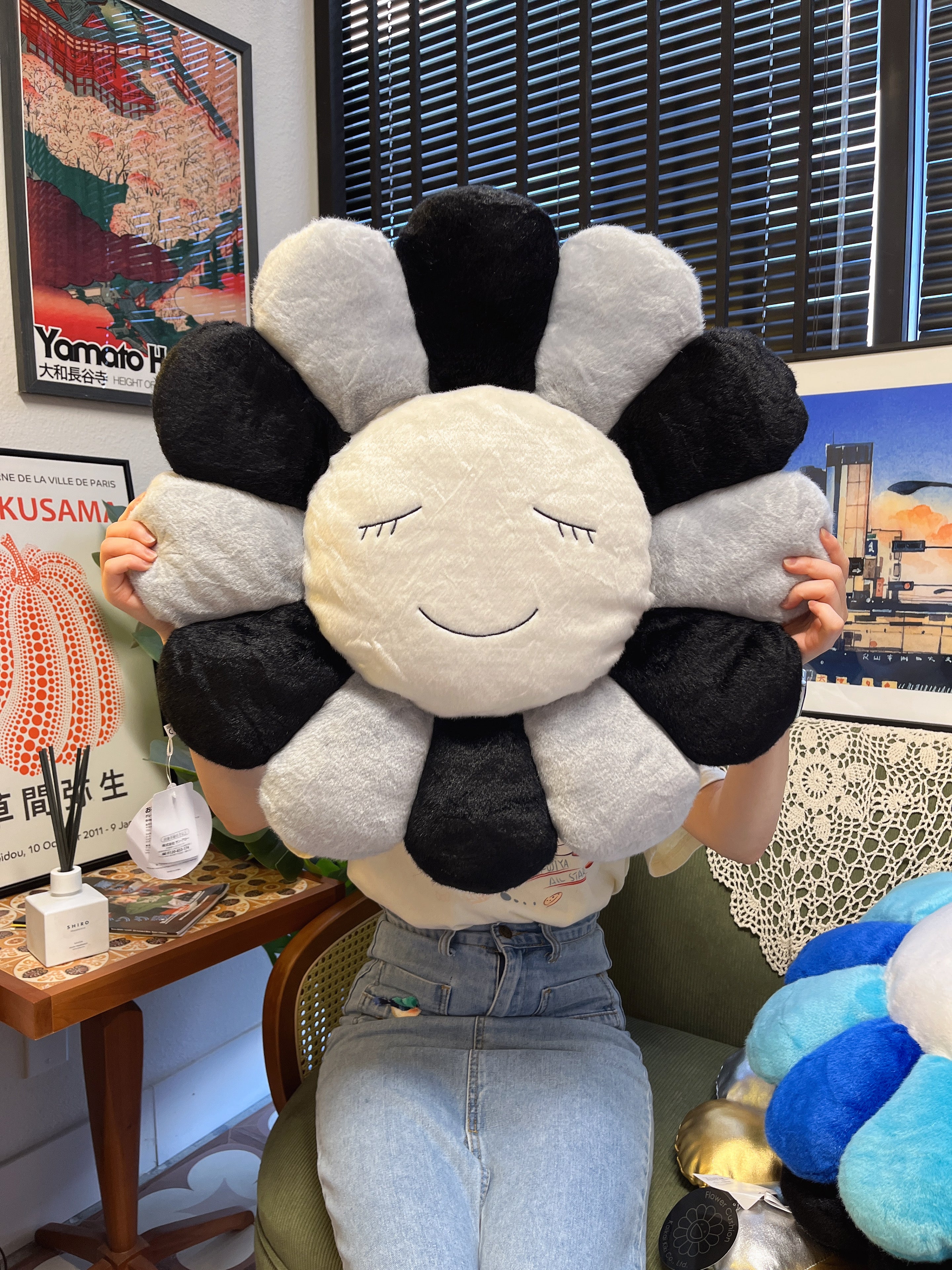 村上隆Takashi Murakami 太阳花抱枕Flower Cushion Grey&Black 60cm