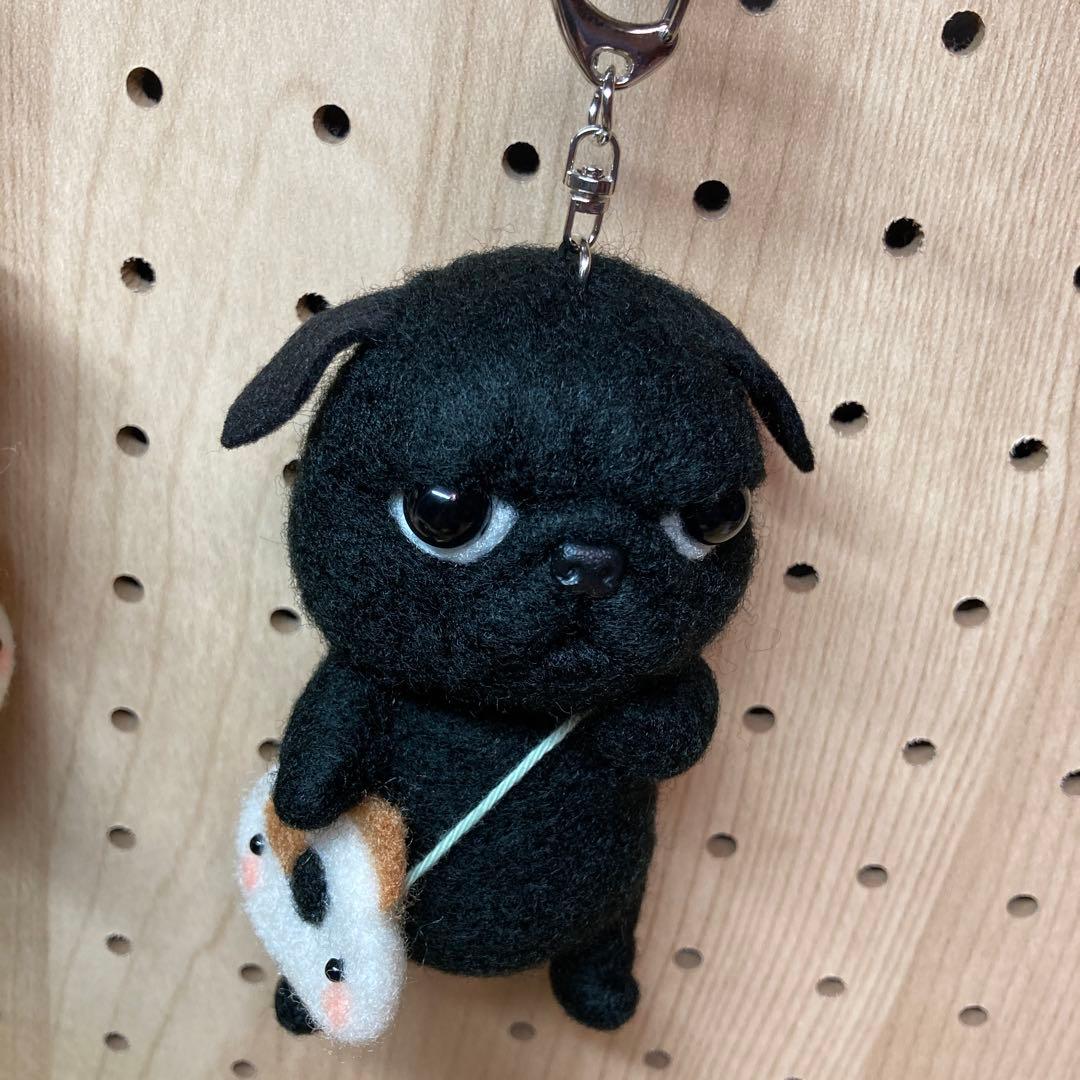 羊毛フェルト黒パグちゃんキーホルダーハンドメイド - メルカリ
