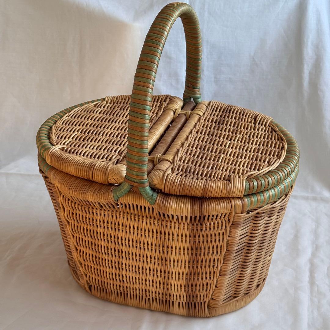 大きなふた付きオーバル型　ピクニックバスケット　ツートンカラー　モスグリーン 大きなふた付きオーバル型 ピクニックバスケット ツートンカラー モス