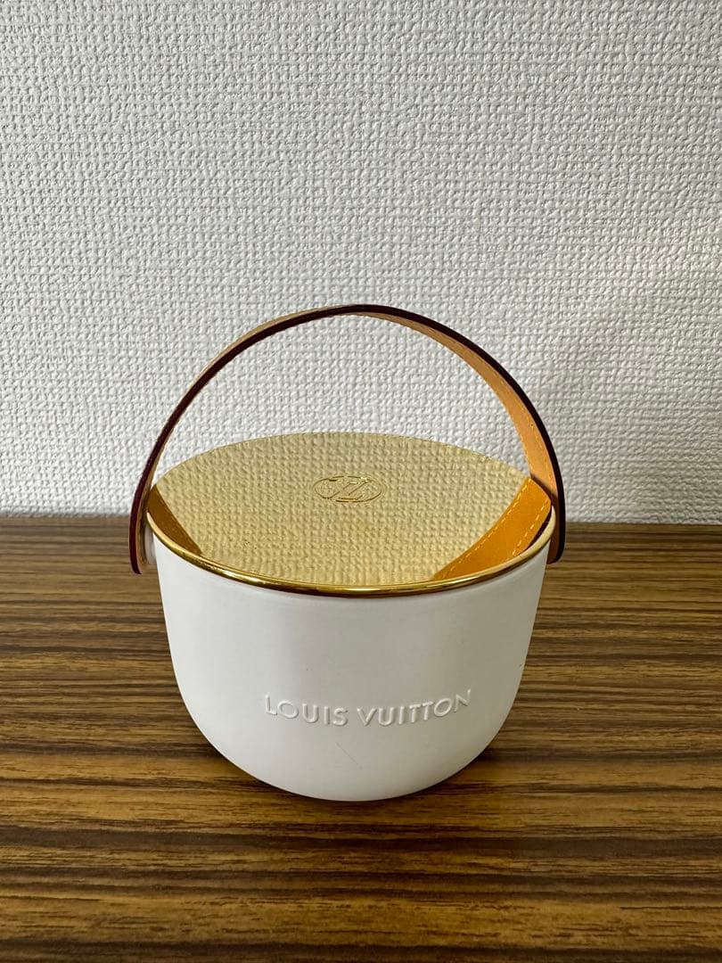 ルイヴィトン　VUITTON キャンドル ルイ・ヴィトンのホームフレグランス「パフュームド キャンドル」に