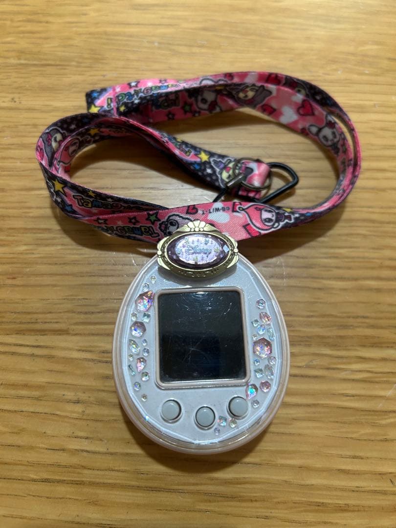 たまごっちピース 本体 たまデコピアスDisney ストラップ付き バンダイ たまごっちピース たまデコピアス Love&Melody、ディズニー