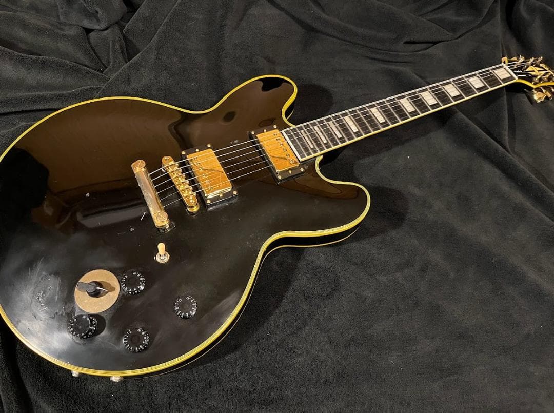 ノーブランド　ES335タイプセミホロウ（ｆホール無し）ギター傷多め・不具合無し Gibson ES-335 セミアコギター【現物画像】約3.63kg ちょい傷特価