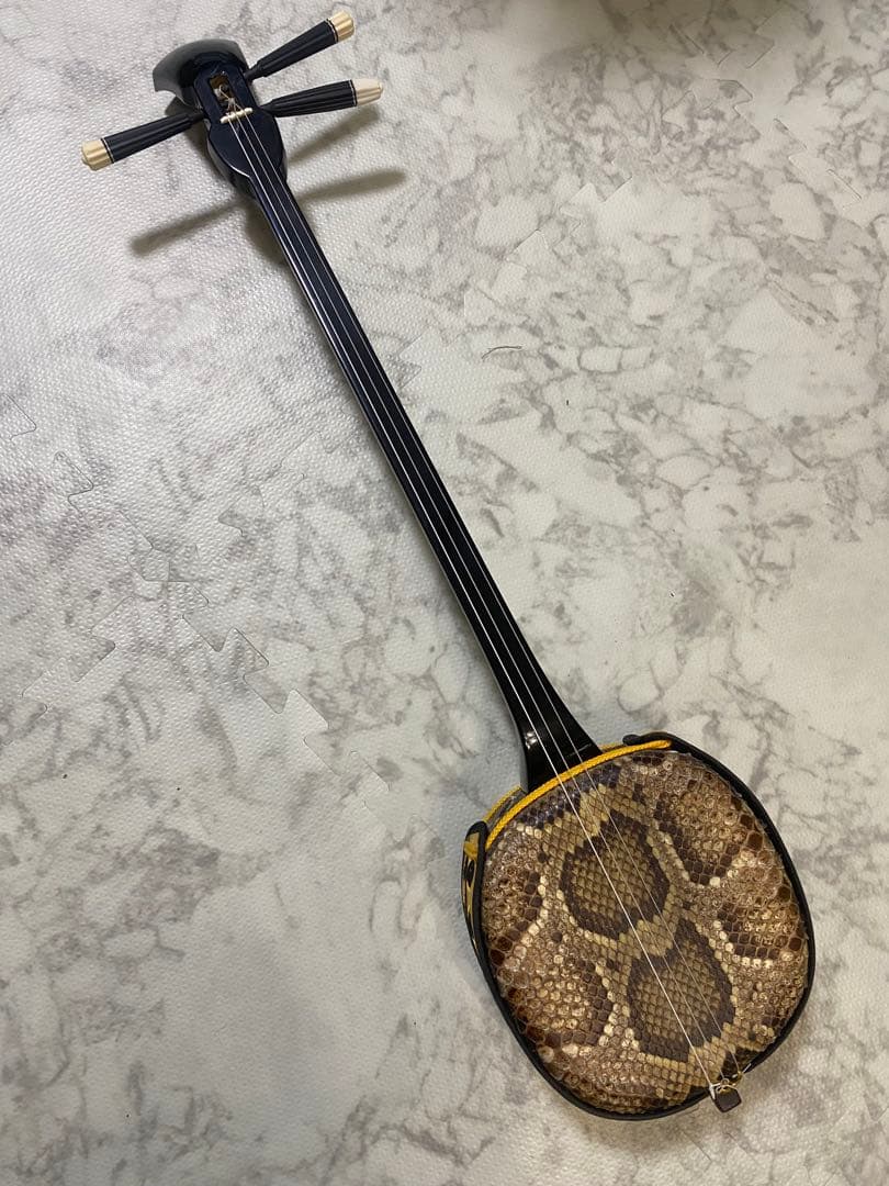 【美品】沖縄三線 人工皮 蛇柄 人工三線へび柄 楽器 民族楽器　パイソン　琉球 No.20】沖縄三線 人工皮〈蛇柄プリント・薄め〉 楽器・アクセサリ 沖縄
