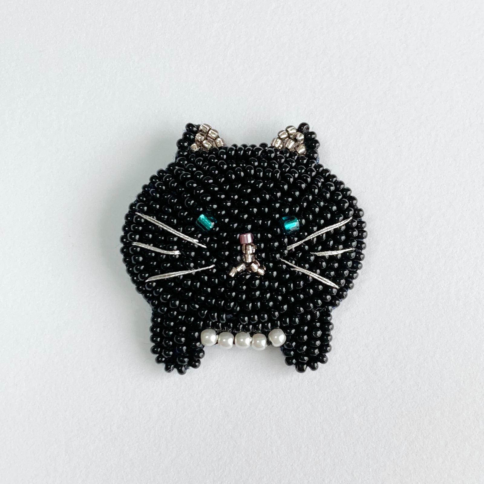 幸運 の 黒猫 さん ブローチ 刺繍ブローチ ビーズ 猫 - MERORI（再開
